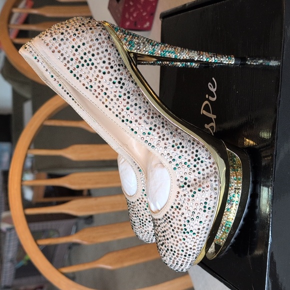 Elegant Gold and Silver High Heels - Picture 6 of 7